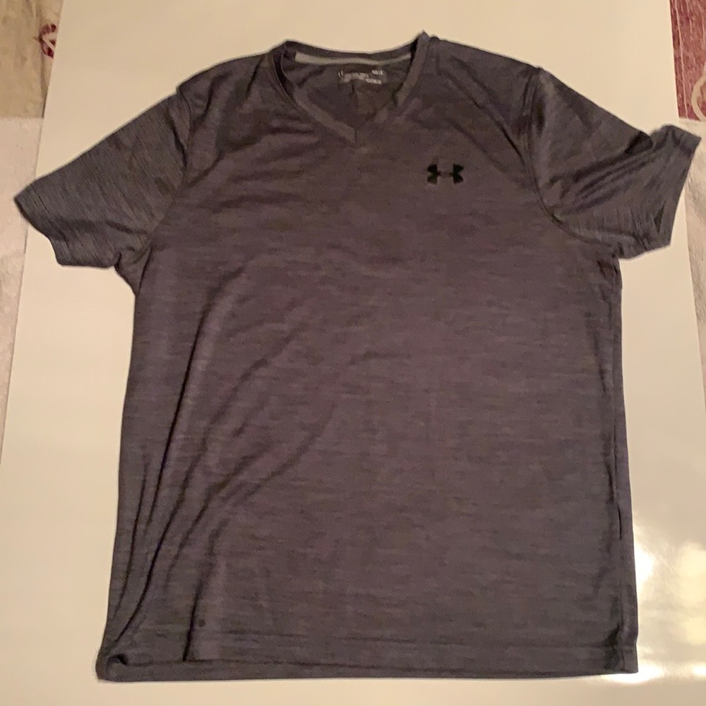 Men’s medium Under Armour gray/black speckle shirt sleeve. NEW loose, heatgear